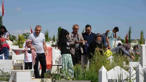 Adıyaman Mezarlığında Bayram Ziyareti