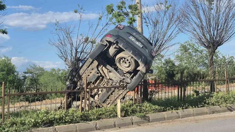 Muş'ta Takla Atan Araç Demirlere Saplandı