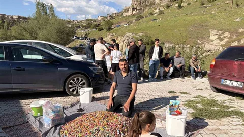 Güzelyurt'ta Şekerli Mezarlık Ziyareti Geleneği Devam Ediyor
