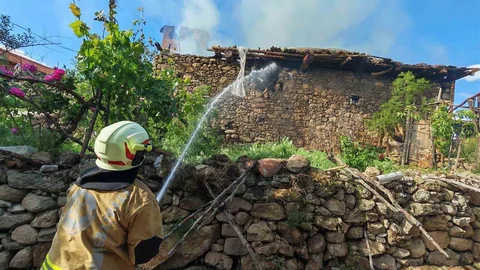 Manisa'da Aile Evinin Yangınıyla Yüzleşti
