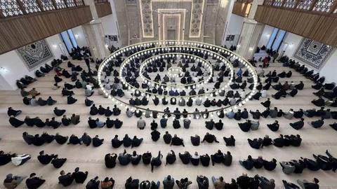 Kars'ta Bayram Namazı Coşkusu