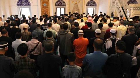 Tokyo Camii’nde Bayram Namazı Üç Kez Kılındı