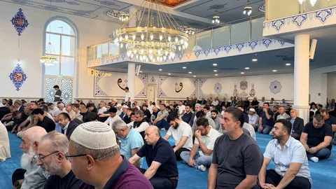 Almanya Brühl'de Bayram Namazı Coşkusu