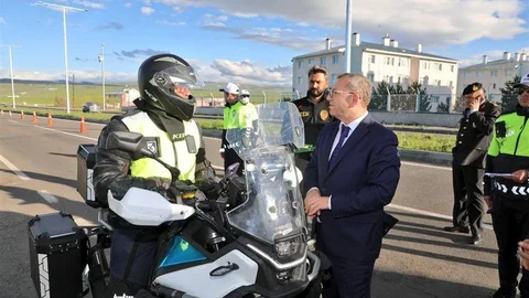 Kars'ta Vali Polat'tan Polis Ekiplerine Ziyaret
