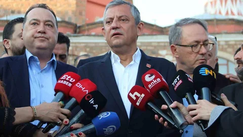 Özgür Özel Manisa'da Bayram Namazı Kıldı