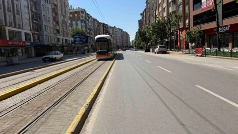 Eskişehir'de Bayramda Sokaklar Boş Kaldı