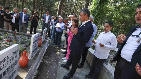 Özgür Özel Manisa’da Mezarlık Ziyareti Yaptı