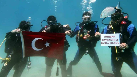 Fethiye'de Dalgıçlar Su Altında Bayram Kutladı