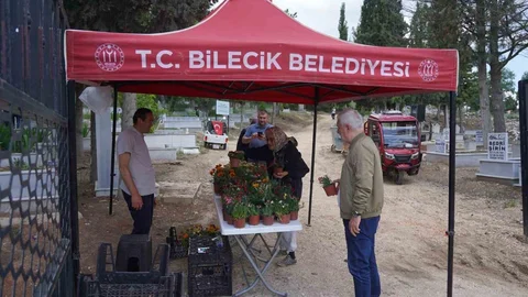 Kurban Bayramı'nda Mezarlıklara Çiçek Dağıtımı