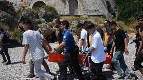 Antalya'da Boğulma Tehlikesi Geçiren Çocuk Hastaneye Kaldırıldı