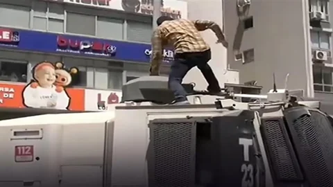 İzmir'de TOMA Üzerine Çıkan Şüpheli Tutuklandı