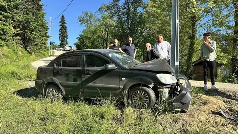 Kastamonu'da Direğe Çarpan Otomobilde 3 Yaralı