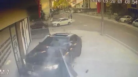 Kontrolden Çıkan Araç Danışmanlık Merkezine Çarptı