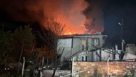 Alevlere Kapılan Ev Kullanılamaz Hale Geldi