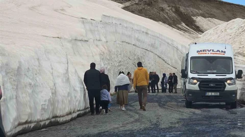 Nemrut’taki Kar Tünelleri Turistlerin Gözdesi