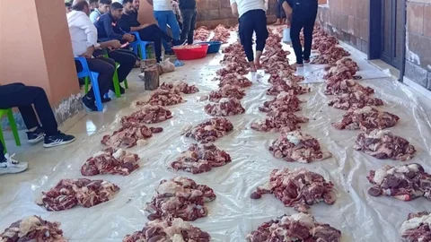 Mardin'de İmece Usulü Kurban Etleri Dağıtıldı