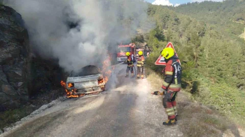 Dursunbey'de Araç Yangını Ormana Sıçradı