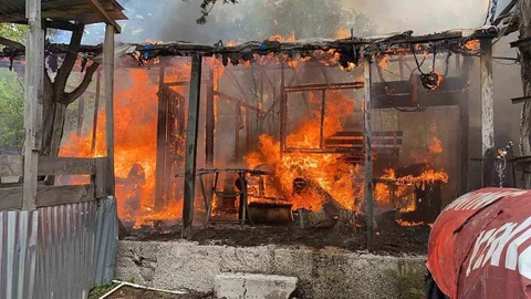 Mersin'de Baraka Ev Yandı