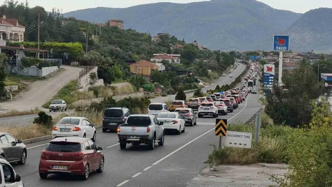 Muğla'da Araç Kuyruğu Uzadı