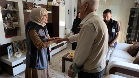 Alo Evlat Ekipleri Yaşlıları Ziyaret Etti