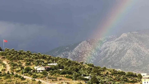 Adana'da Türk Bayrağı ve Gökkuşağı Görüntüsü