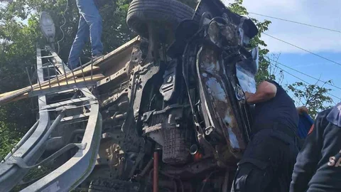 Kastamonu'da Elektrik Direğine Çarpan Araç Devrildi