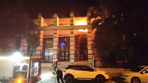 Kuşadası'nda Eski PTT Binasında Yangın Çıktı