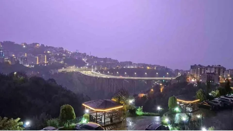 Trabzon'da Yağmur ve Şimşek Gökyüzünü Aydınlattı