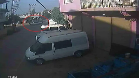 Hatay'da İki Otomobil Çarpıştı