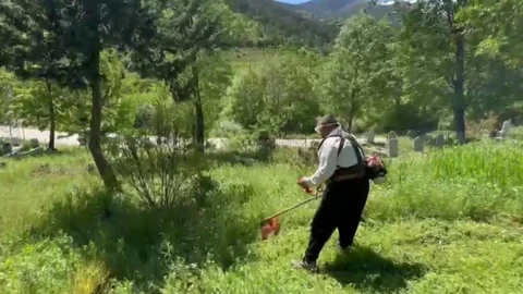 Adana'da Gönüllü Mezarlık Temizliği