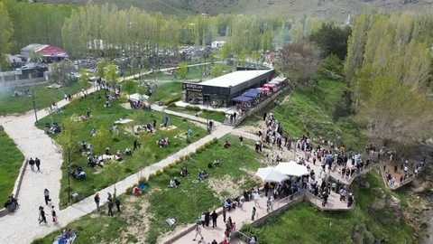 Van'da Muradiye Şelalesi Bayramda Kalabalıktı