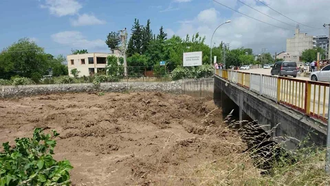 Hatay'da Dere Üzerindeki Köprü Kapatıldı