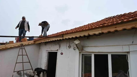 İhtiyaç Sahibi Aileye Çatı Yardımı