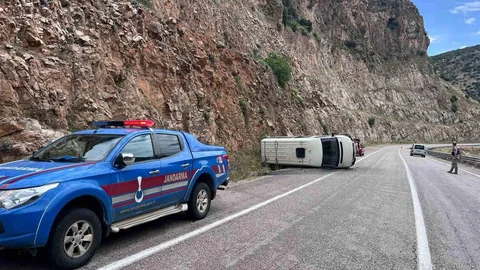 Kilis'te Minibüs Devrildi İki Yaralı