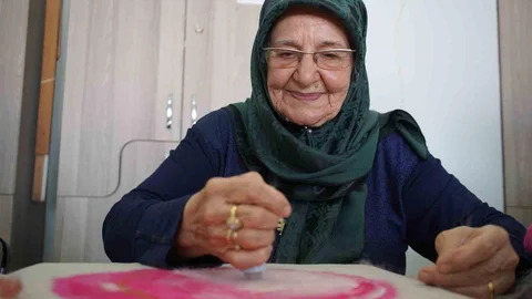Yaşlı Kadın Sanat Tutkusunu Yaşatıyor