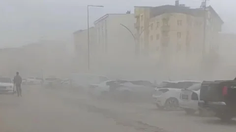 Yüksekova’da Şiddetli Rüzgar Etkili Oldu