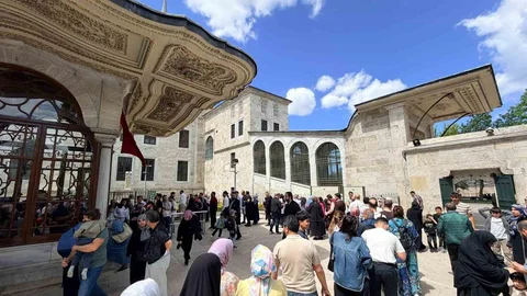 Fâtih Sultan Mehmed Han Türbesi’nde Yoğunluk Oluştu