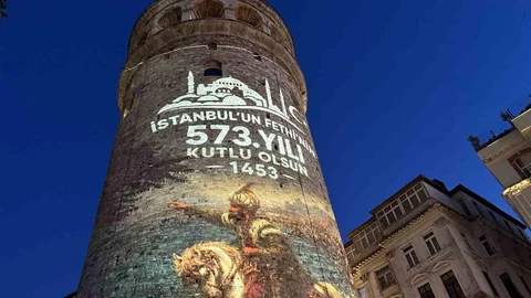İstanbul'da Galata Kulesi Işık Gösterisi