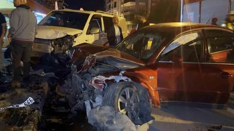 Alkollü Sürücü Park Halindeki Araçlara Çarptı