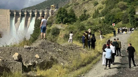 Karakaya Barajı’ndaki Su Tahliyesi Göz Kamaştırıyor