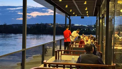 Fırat Nehri Ziyaretçi Akınına Uğradı