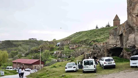 Ahlat'ta Bayramda Tarihi Güzellikler İlgi Görüyor