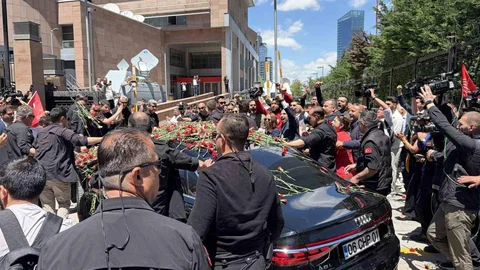 Kemal Kılıçdaroğlu'na Çiçekli Karşılama