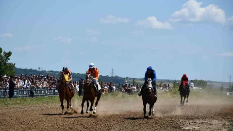 Büyükmandıra'da Geleneksel At Yarışları Coşkusu
