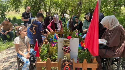 Bayramda Mezarı Başında Buluştular