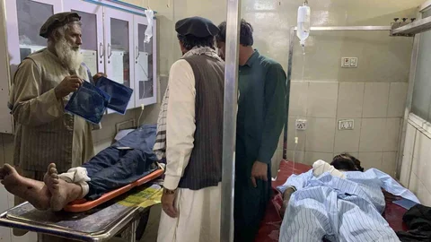 Afganistan'da Mülteci Taşıyan Kamyon Devrildi