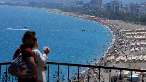 Antalya Konyaaltı Sahili'nde Bayram Yoğunluğu