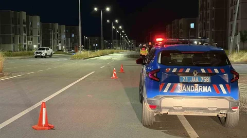Diyarbakır'da Otomobil ve Otobüs Çarpıştı