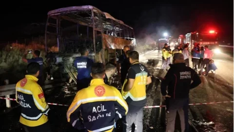 Denizli’de Katliam Gibi Kaza! Bariyere Çarpan Otobüs Yandı: 1’i Bebek 8 Ölü, 33 Yaralı