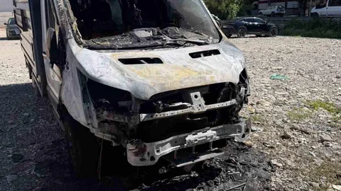 Siirt’te Park Halindeki Kamyonet Yandı